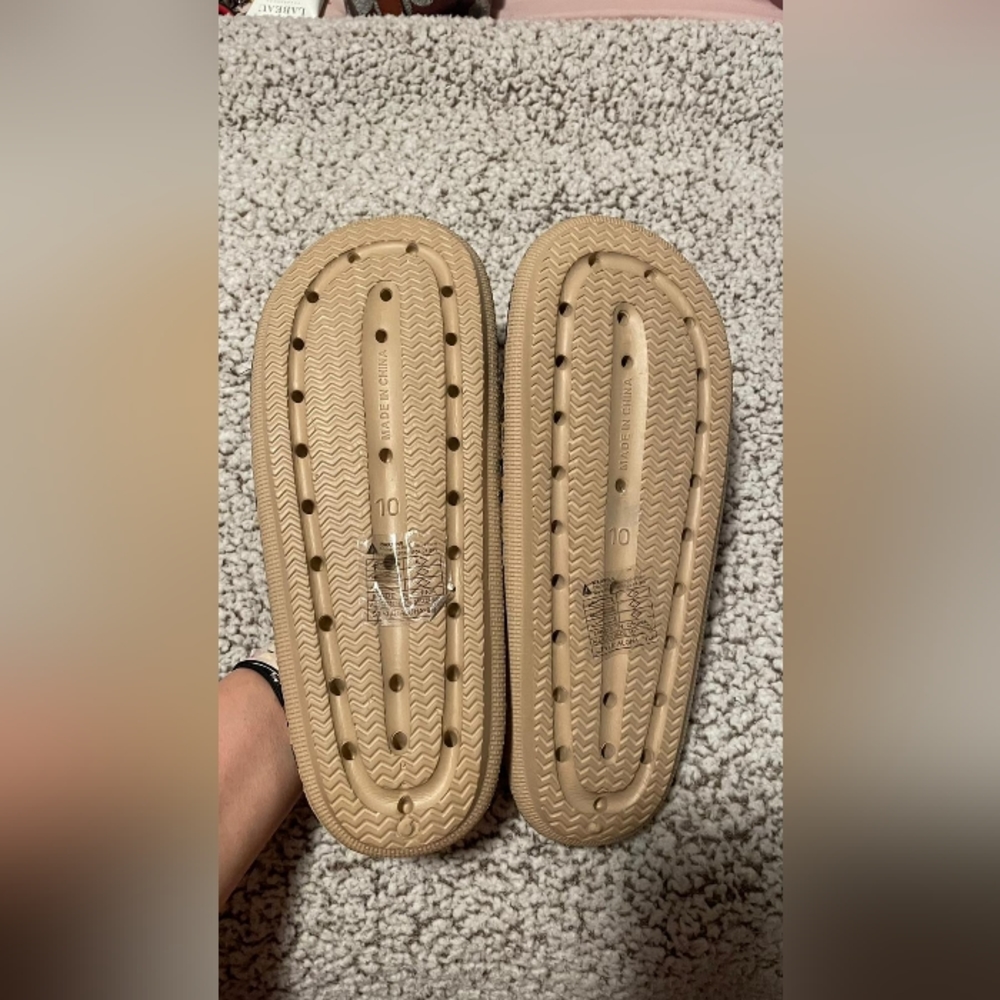 NWT MUDD YELLOW LEOPARD CLOUD SLIDES SLIPPERS SIZE 10 - Picture 2 of 5